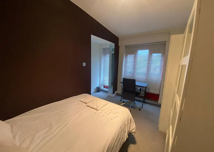 Lovely Bright Double Room-Private Bathroom