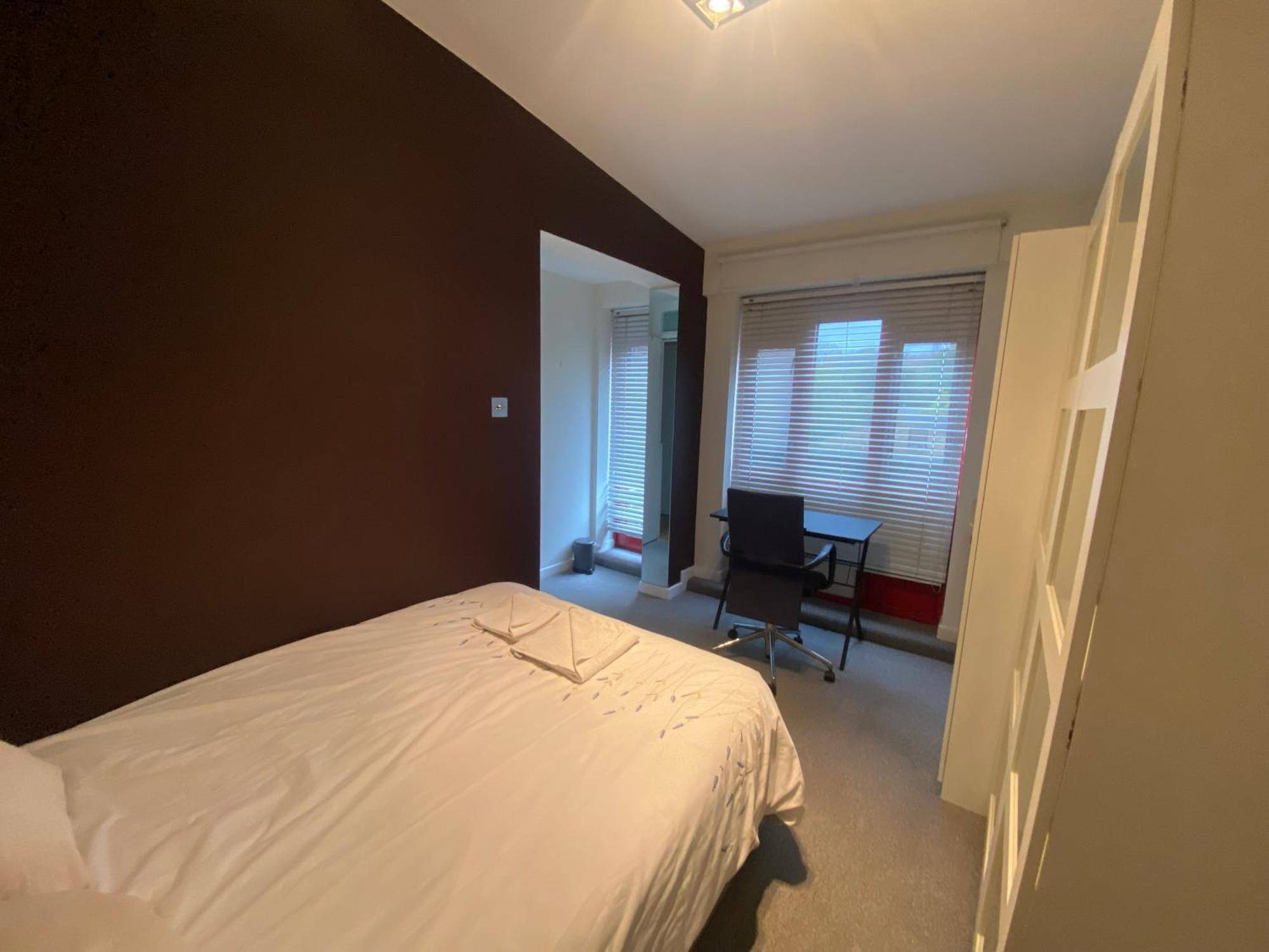 Lovely Bright Double Room-private Bathroom Homestay London